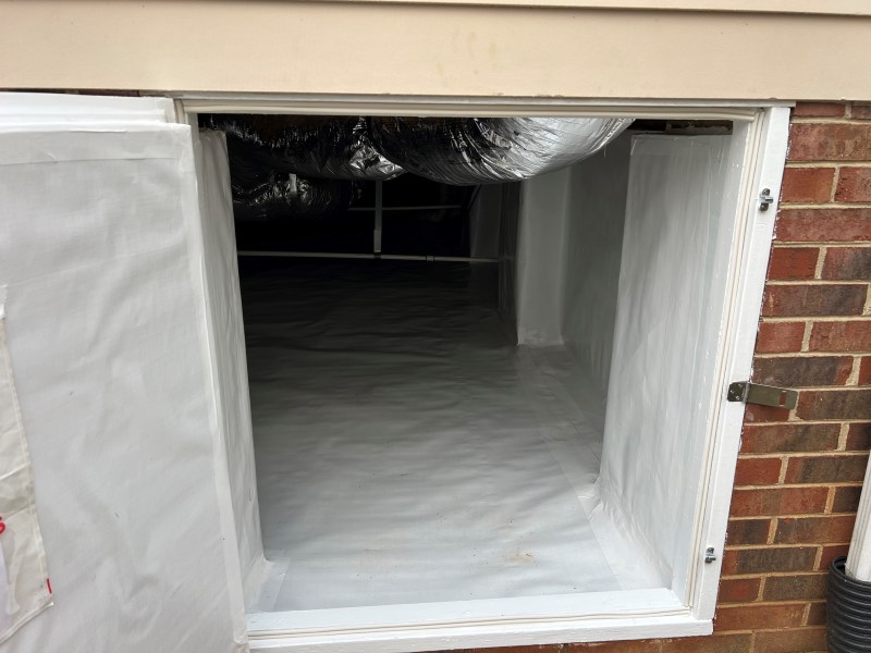 Encapsulated crawl space with sealed door